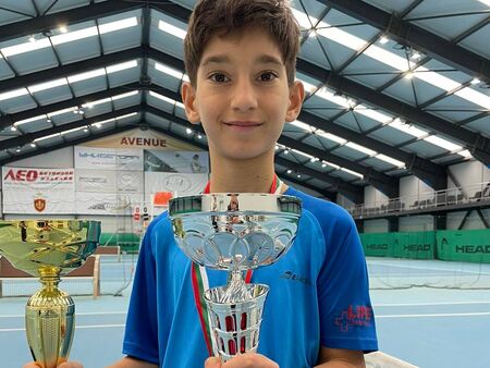 Бургаска гордост: Дани Стоянов триумфира с титлите на сингъл и на двойки на Държавно първенство по тенис