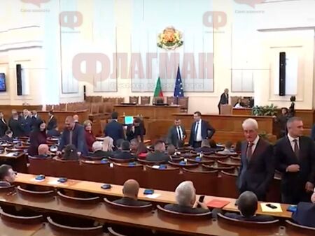 Извънредно заседание на парламента заради антибългарската истерия в Скопие изслушват