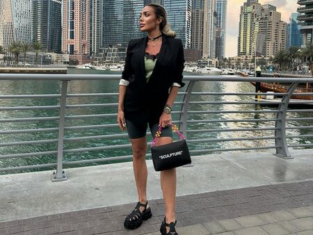 Модна икона ли?! Златка Райкова “блесна” с галоши в Дубай
