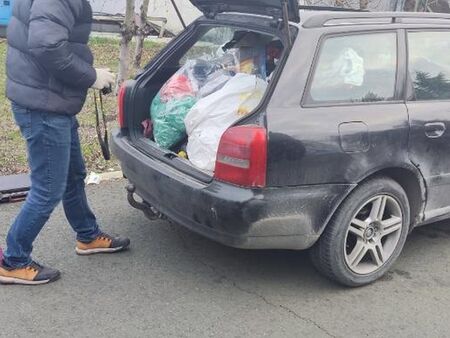 Полицаи спрели за проверка лек автомобил Ауди А4 багажникът му