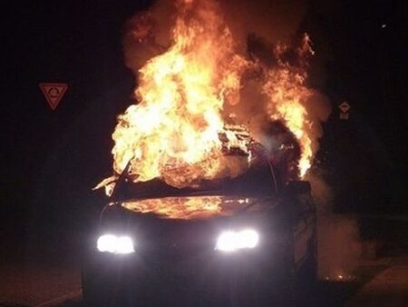 Извършителите са заловени издирват поръчителите Запалиха Тойота Корола за отмъщение