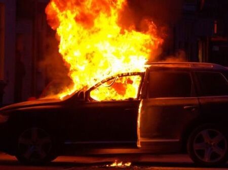 Огнена вендета срещу Христо Козата в Несебър, трима запалиха колата на майка му