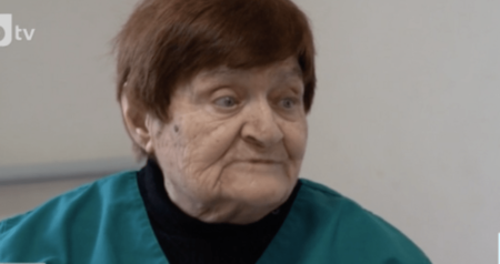 След смъртта на дъщеря й: 86-годишна лекарка работи на три места, за да се грижи за внука си