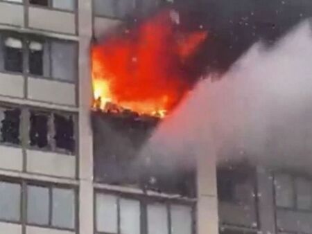 Пожар избухна в небостъргач в Чикаго, има жертва