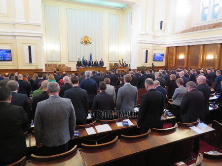 Депутати на крака и две декларации в Народното събрание за жертвите на Холокоста  (НА ЖИВО)