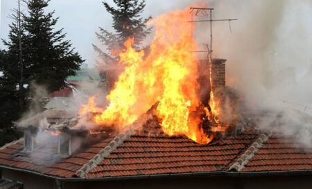 Дете подпали къща в Еленско при игра с огън