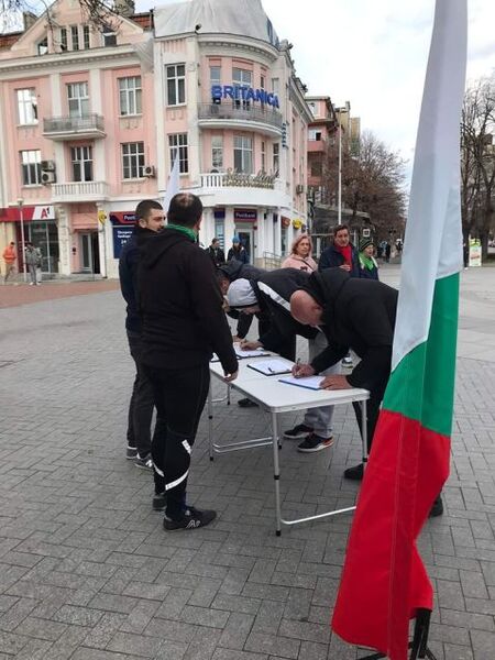 За две седмици „Възраждане“ събра 102 000 подписа за референдум за защита на българския лев