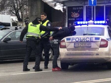 Двама полицаи е ранил преследваният с БМВ в София, вижте видео от ареста му