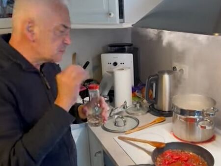 Волен Сидеров показа как се готвят спагети с ракия