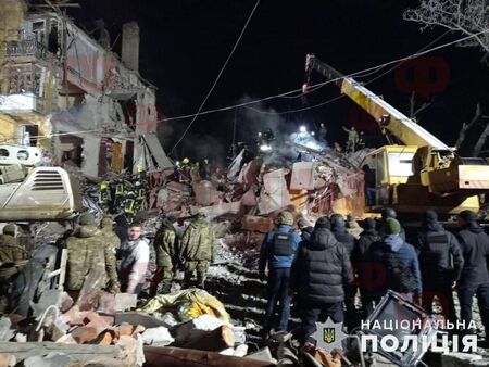 Жилищна сграда е разрушена след ракетен удар. Руски пропагандисти коментираха, че вероятно ракетата е отклонена от украинската ПВО и е паднала върху постройката