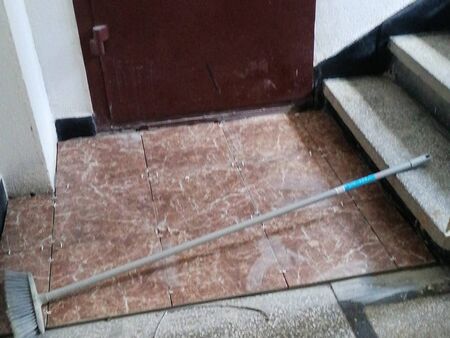 Бургазлия залепи плочки на етажната площадка – само пред вратата