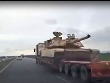 Колона от 20 модерни танка М1 Аbrams респектира шофьорите по АМ "Тракия" (видео)
