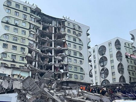 Турция изживя ено от най-големите земетресения за последните години. Силният