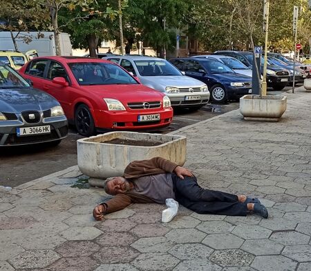 Съвременните бургазлии ще запомнят Рамбо по този начин - порядъчно подпийнал и заспал на плочките пред магазин "Болеро"