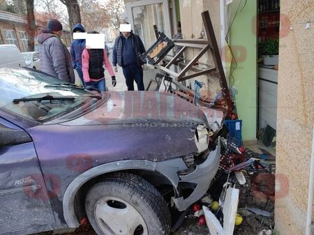 Шофьорът, който се вряза в магазин в Бургас, никога не е имал книжка