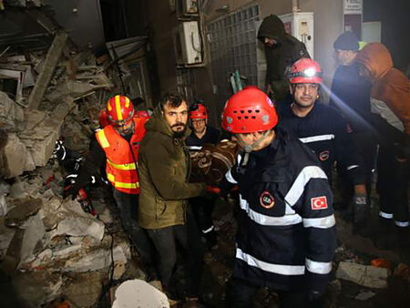 Най-малко 20 000 са ранените само в Турция, 24 000 спасители от цялата страна търсят оцелели в руините