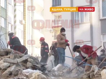 Хора спят в колите си, под руините в Адана още се чуват викове за помощ