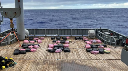 Откриха 3 тона кокаин, плаващ в Тихия океан