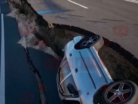 Дълбоки ями след земетресение на пътя между Турция и Сирия, има заседнала кола