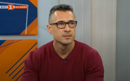 Известният психолог Иван Владимиров е убит от свой съсед съобщи БНТ  Вчера малко