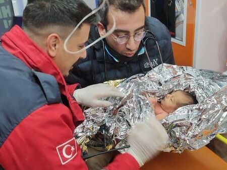 Десетдневно бебе беше извадено живо от руините в Турция (ВИДЕО)