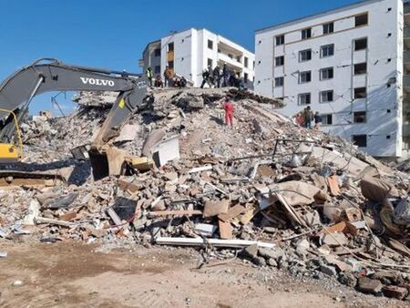 Бургаско семейство по чудо оцеля при земетресението в Турция