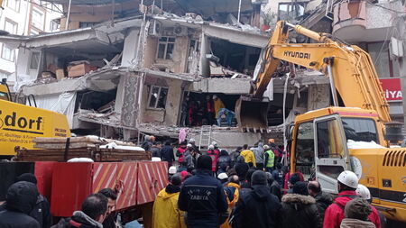 Спасителите са извадили от руините над 8000 оцелели в Турция