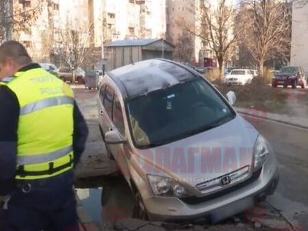 Две коли пропаднаха в дупка в Пловдив