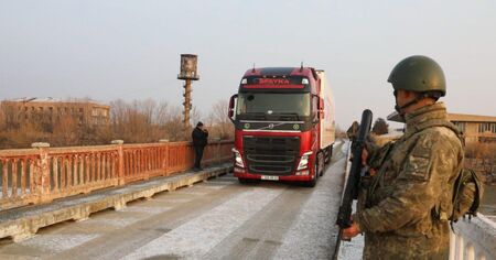 За първи път от 35 г. насам арменската граница бе отворена, за да влязат камиони с помощи за Турция