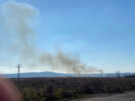 Гъст дим над бургаския кв. Долно Езерово вдигна на крак пожарникари