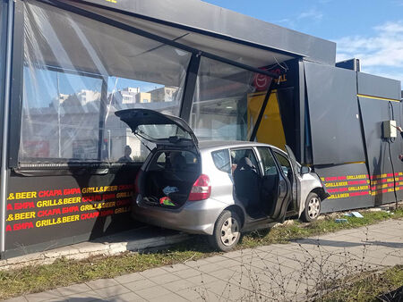 Бургаска кола се вряза в кебапчийница край автогара „Запад” (СНИМКИ)