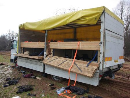 Брутално! Вижте ковчега, в който бургаски каналджии натъпкаха 52-ма мигранти