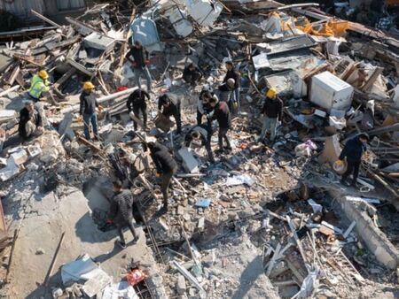 Спасители измъкнаха милиони долари изпод руините в Турция