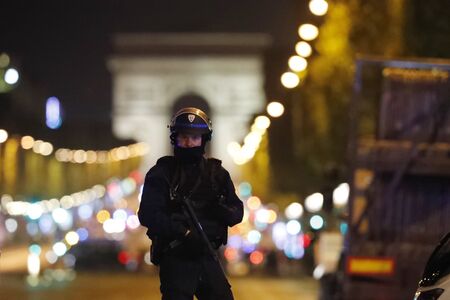 Паника в мол в Париж, полицията отцепи района за кратко