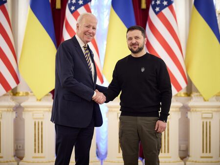 Джо Байдън пристигна на изненадваща визита в Киев