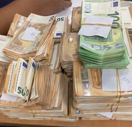 Недекларирани долари на стойност над 70 000 лева откриха митничарите на МП Малко Търново