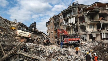 Турция забранява съкращенията и предлага помощ за заплати в зоната на земетресенията
