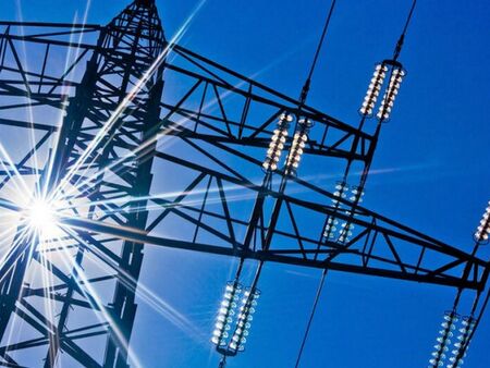 От утре се понижава цената на тока за бизнеса в България