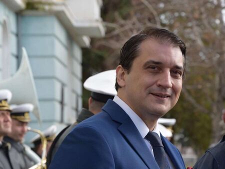 На скоростен път при много лошо време един силует ми