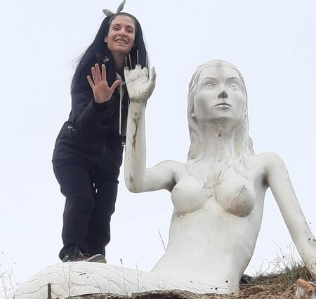 Млада художничка възстанови скулптура в Приморско