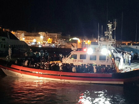 Глоби по 50 хил.евро за спасяването на мигранти в Средиземно море