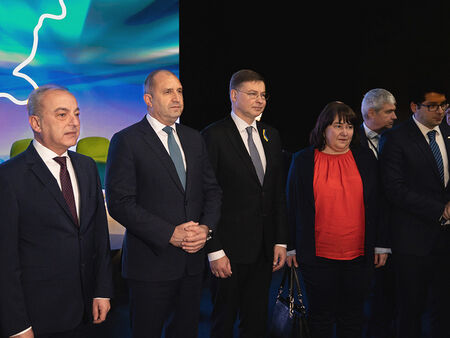 Зам.-председателят на ЕК очерта редица ползи за България, ако тя