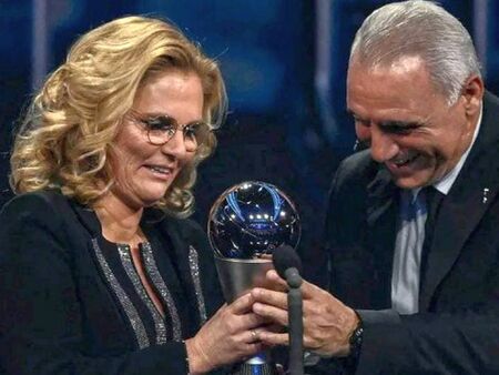 Христо Стоичков награди най-добрата треньорка на ФИФА
