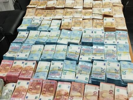 Митничари спипаха турски гражданин с укрита в камиона му валута за 1.3 млн.лева