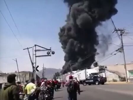 Огромен пожар във фабрика за пластмаса в Мексико