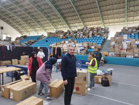 Богомил Петков, който тихо работи за Бургаско, достави голямо дарение за пострадалите в Турция