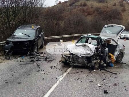 Пътят за Пазарджик е затворен Два автомобила се удариха челно