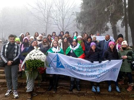 Студенти от Университет „Проф. д-р Асен Златаров” ентусиазирано отбелязаха Националния празник 3 март