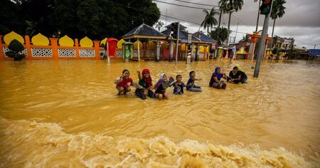 40 хиляди души са напуснали домовете си заради наводненията в Малайзия