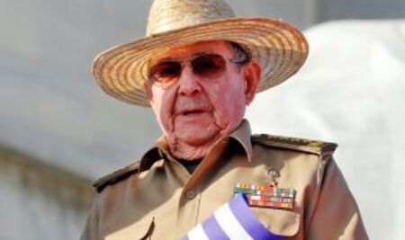 Раул Кастро почете паметта на Уго Чавес с посещение във Венецуела